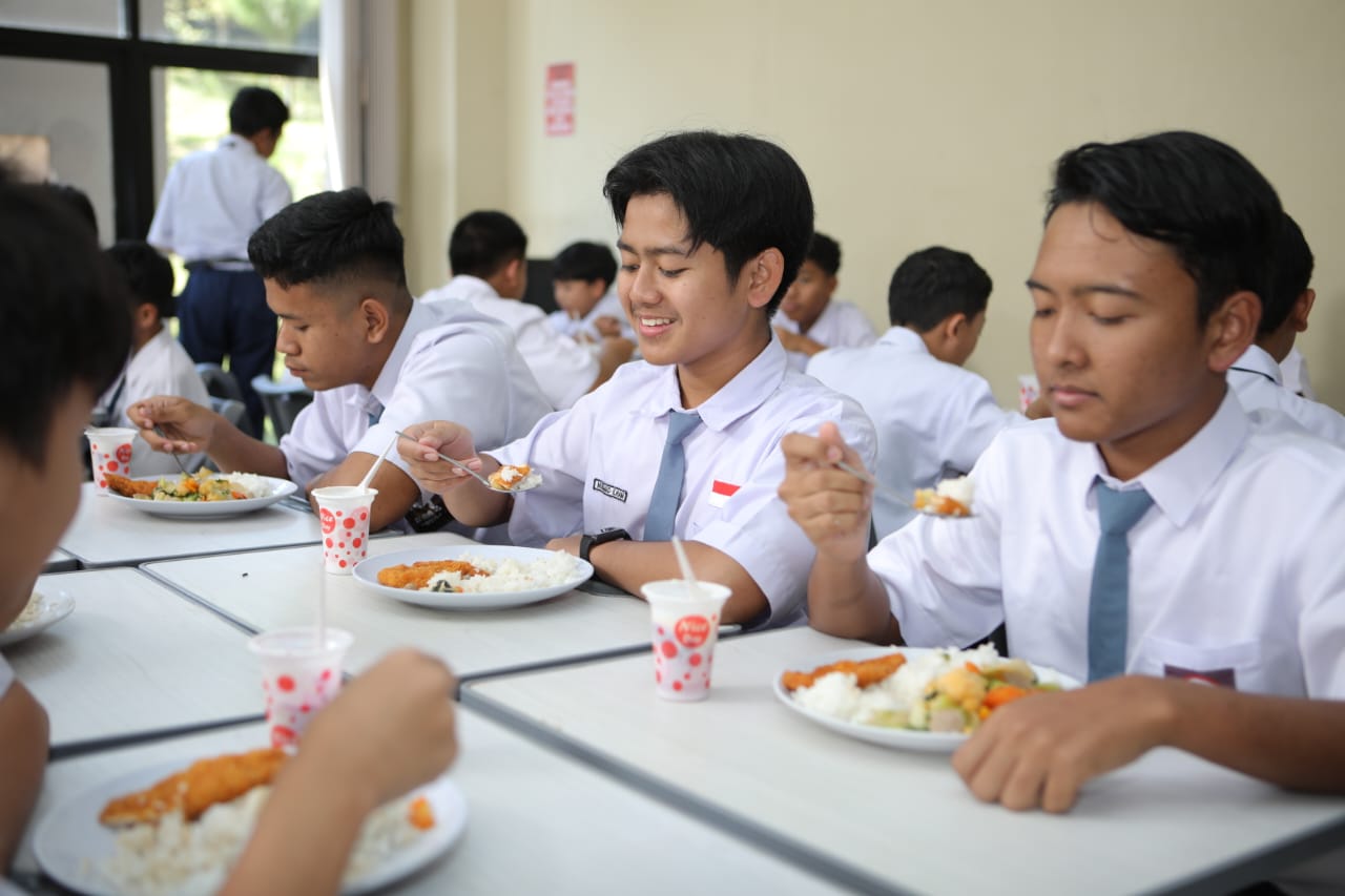 School Dining Hall Image 3